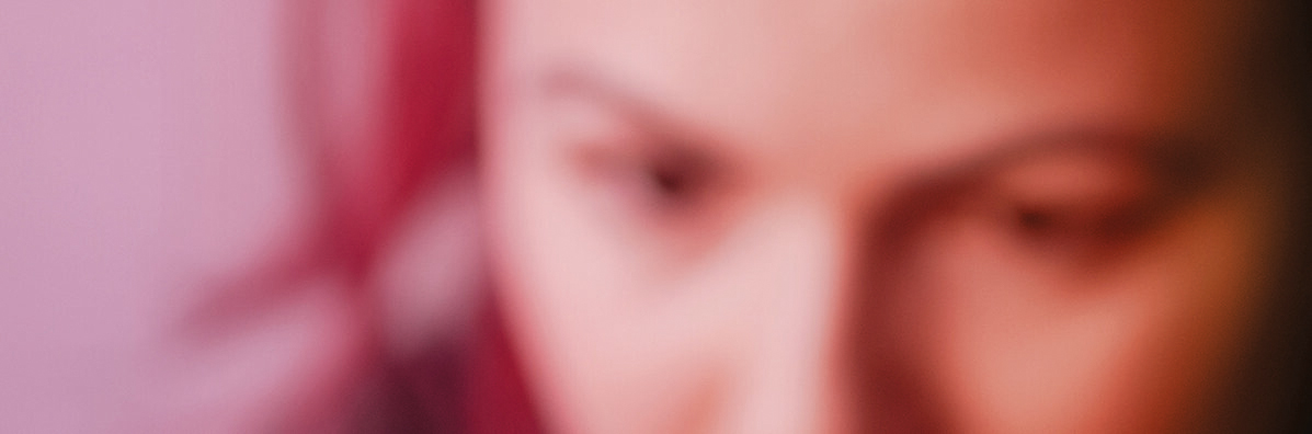 femme en séance d'art-thérapie modelant les yeux fixés sur son oeuvre